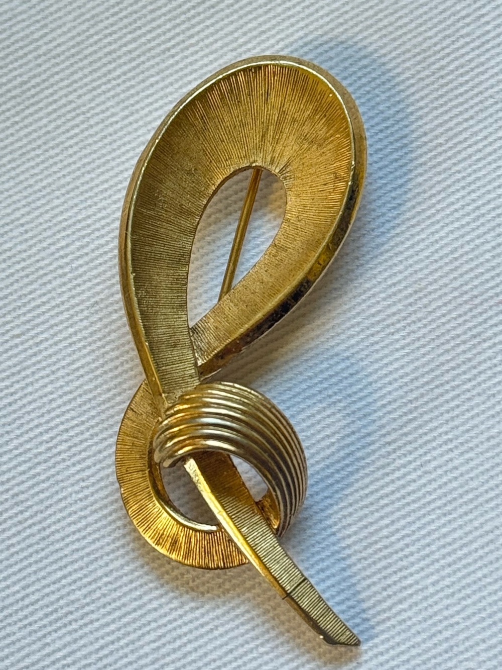 Trifari Gold Swirl Loop Vintage Brooch